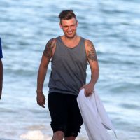 Nick Carter, do Backstreet Boys, curte tarde em praia do Rio e é tietado por fãs