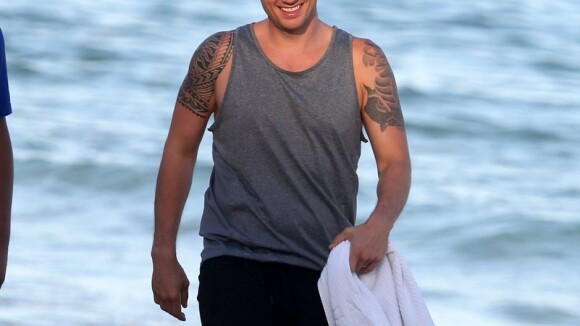 Nick Carter, do Backstreet Boys, curte tarde em praia do Rio e é tietado por fãs