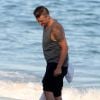 O cantor Nick Carter, do Backstreet Boys, deixou os chinelos de lado para aproveitar a areia da praia do Leblon, zona sul do Rio de Janeiro