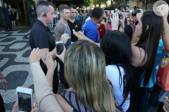 Nick Carter falou com fãs na porta do hotel, no Rio de Janeira, nesta segunda-feira, 08 de junho de 2015