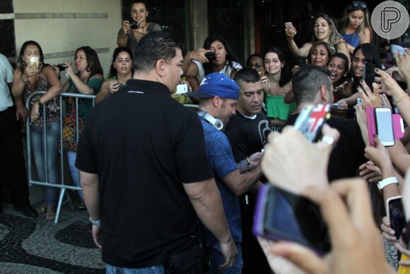 Brian Littrell parou para falar com fãs antes de se encaminhar para o Citibank Hall, Zona Oeste do Rio de Janeiro, local do show