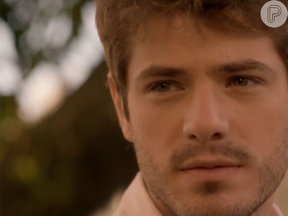 Benjamin (Maurício Destri) fica sabendo da festa de noivado de Grego (Caio Castro) com Mari (Bruna Marquezine) e questiona a namorada, na novela 'I Love Paraisópolis'