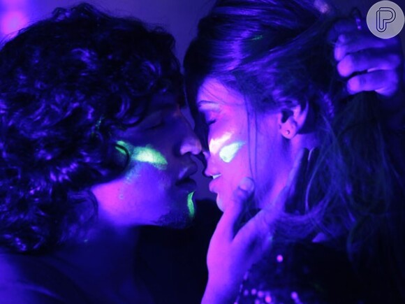 Guilherme (Gabriel Leone) seduz Arlete (Camila Queiroz) e a beija, na novela 'Verdades Secretas'