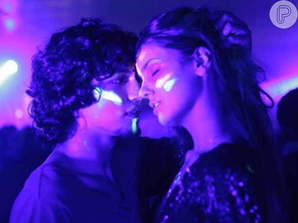 Angel (Camila Queiroz) se entrega à sedução de Guilherme (Gabriel Leone) e tem sua primeira vez com ele, numa festa, em cena da novela 'Verdades Secretas', no capítulo de 9 de junho de 2015