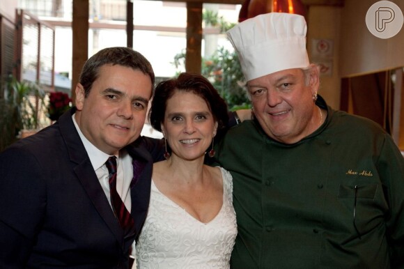 Cássio Gabus Mendes oficializou a união de mais de 20 anos com a atriz Lídia Brondi no bistrô do chef e amigo Max Abdo, no sábado, 25 de maio de 2013