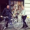Carolina Dieckmann e o marido, Tiago Worcman, andam de bicicleta em Berlim
