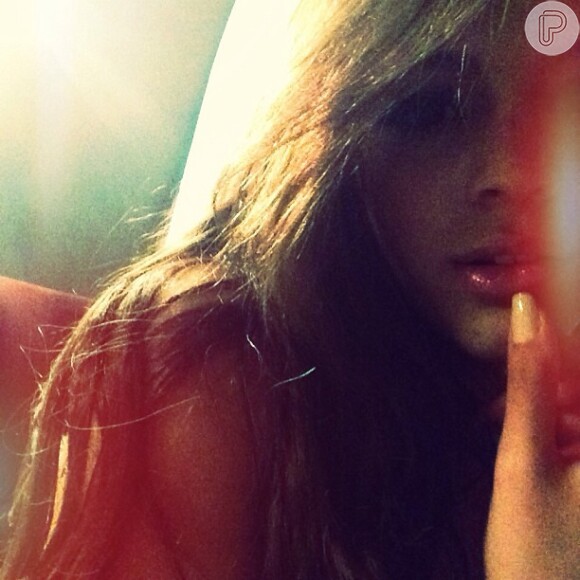 Bruna Marquezine publica foto no Instagram e deseja boa noite aos fãs, em 6 de junho de 2013