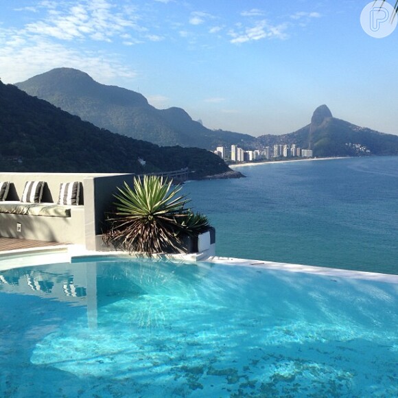 Bruna Marquezine trabalha com a paisagem do Rio de Janeiro no fundo