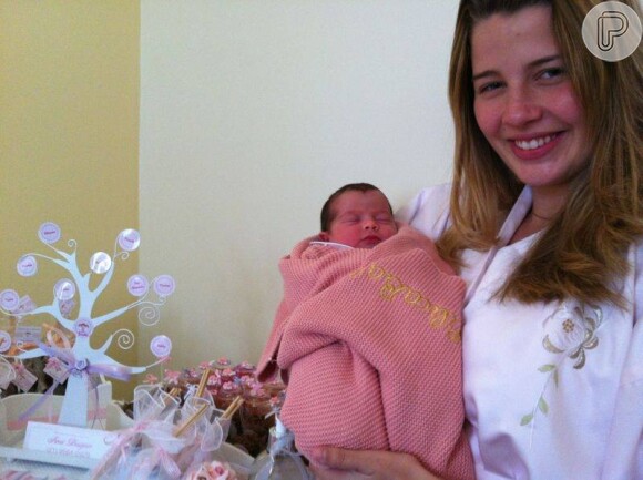 Debby Lagranha posa com a filha, Maria Eduarda, e diz que a primeira amamentação foi muito tranquila. A atriz conversou com o Purepeople em 7 de junho de 2013