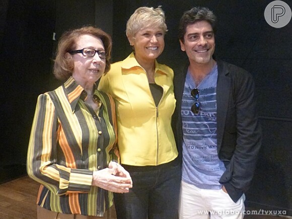 Xuxa posa ao lado de Fernanda Montenegro e Junno Andrade, durante a homenagem à Marieta Severo, para o 'TV Xuxa'