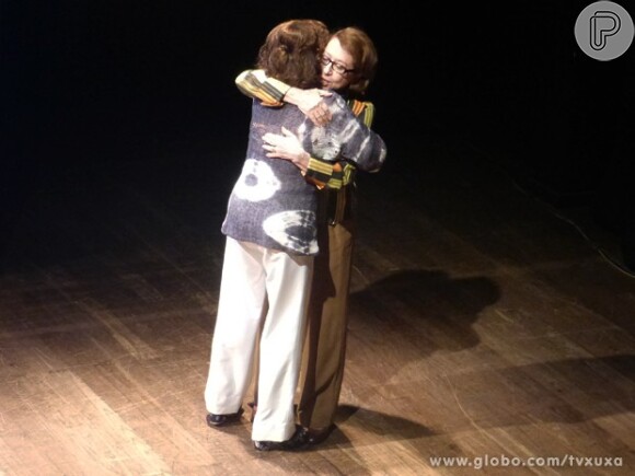 Marieta Severo recebe abraço carinhoso de Fernanda Montenegro
