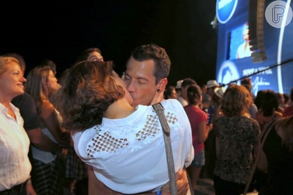 Sophie Charlotte e Malvino Salvador trocam beijos apaixonados