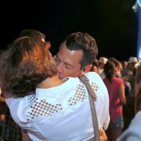 Malvino Salvador e Sophie Charlotte trocam beijos em show da Vanessa da Mata