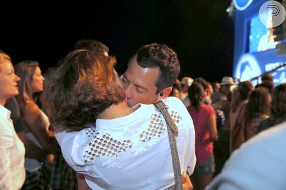 Sophie Charlotte e Malvino Salvador se beijam no meio da multidão do show da Vanessa da Mata, em 9 de junho de 2013
