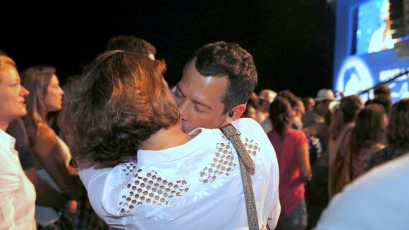 Malvino Salvador e Sophie Charlotte trocam beijos em show da Vanessa da Mata