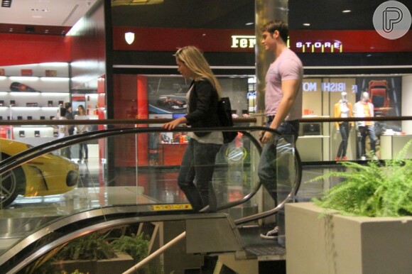 Thor Batista foi fotografado, no último sábado, passeando em shopping do Rio com suposta namorada
