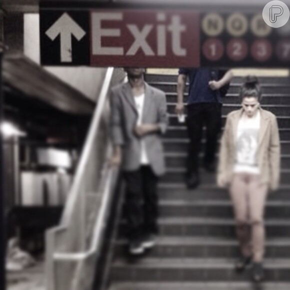 Nanda Costa desde as escadas do metrô de Nova York