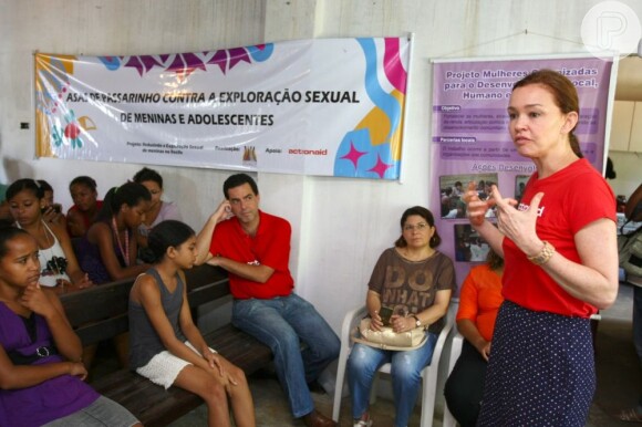 Atriz foi à comunidade para conseguir mais colaboradores para a ONG ActionAid, da qual é embaixadora