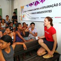 Julia Lemmertz visita comunidade carente de Pernambuco