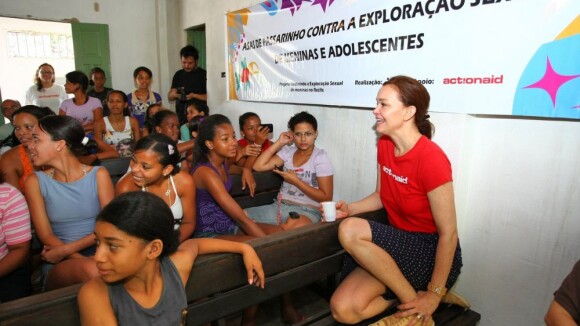 Julia Lemmertz visita comunidade carente de Pernambuco