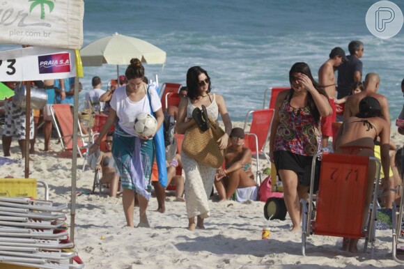 Isis Valverde curte praia carioca com as amigas