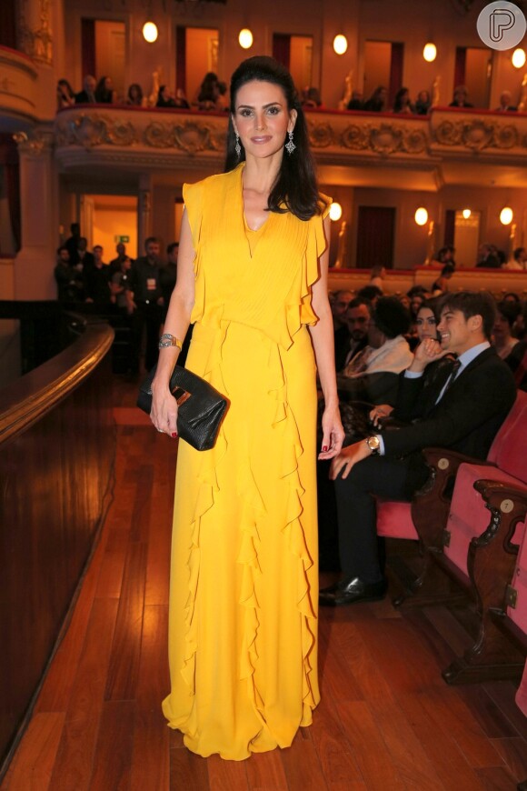 Lisandra Souto usa vestido amarelo em evento no Rio de Janeiro