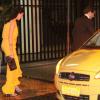 Lisandra Souto entra no mesmo táxi de Gustavo Fernandes
