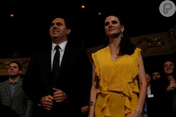 Lisandra Souto vai ao Prêmio de Música Brasileira, no Rio de Janeiro, acompanhada do empresário Gustavo Fernandes, mas nega romance. O evento aconteceu em 12 de junho de 2013