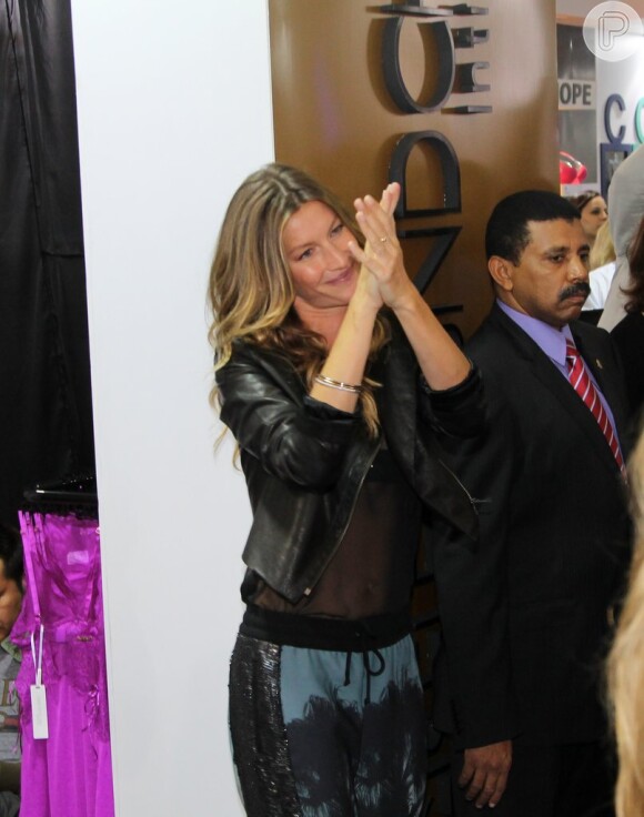 Gisele Bündchen aplaude o lançamento da nova coleção de lingerie, durante a 10ª edição do Salão Moda Brasil