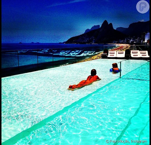 Danielle Winits Usa Biquini Fio Dental Em Piscina De Hotel No Rio Purepeople