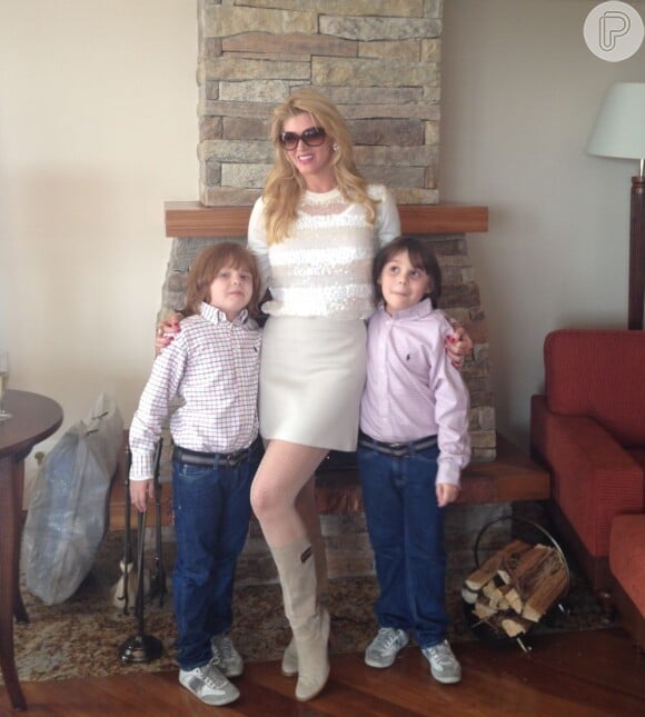 Val Marchiori posa com filhos, Eike e Victor, durante o final de semana que passou em Campos do Jordão, em 15 de junho de 2013