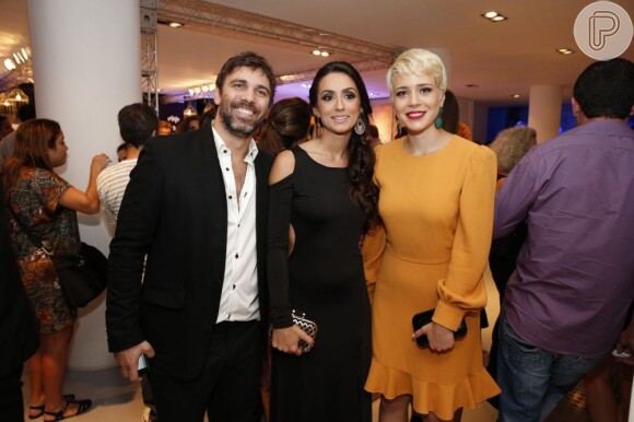 Leandra Leal posa com Marcelo Faria e sua mulher, Camila Lucciola, na festa da novela 'Saramandaia'