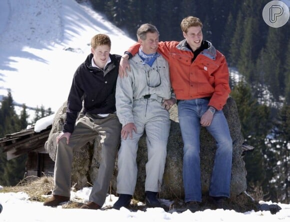Ao lado do pai, Príncipe Charles, Harry e William cumpriam missões oficiais