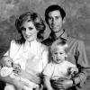 Princesa Diana e Príncipe Charles posaram para a clássica foto segurando seus filhos, William e Harry