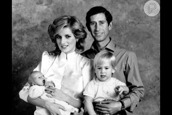 Princesa Diana e Príncipe Charles posaram para a clássica foto segurando seus filhos, William e Harry