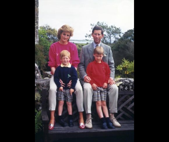 Aos seis anos, Príncipe William, acompanhado dos pais e do irmão, curtiram férias nas Ilhas Sorlingas