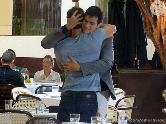 No iníco de 'Amor à Vida' Félix (Mateus Solano) se declarou gay em manteve encontros com o Anjinho (Lucas Malvacini)