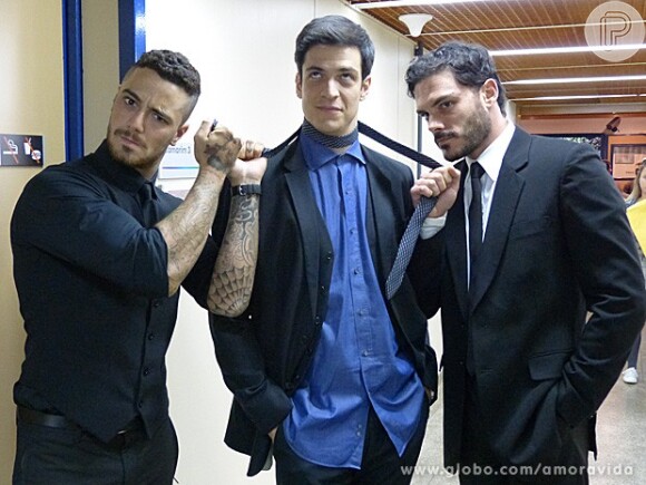 Felipe Tito e Kiko Pissolato posam segurando Mateus Solano pela gravata nos bastidores de 'Amor à Vida', em 18 de junho de 2013