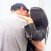 Cleo Pires é recebida por Rômulo Neto que tasca um beijão na compaheira, em 19 de junho de 2013