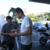 Gerard Piqué atende fãs na porta do Hotel Sheraton, no Rio