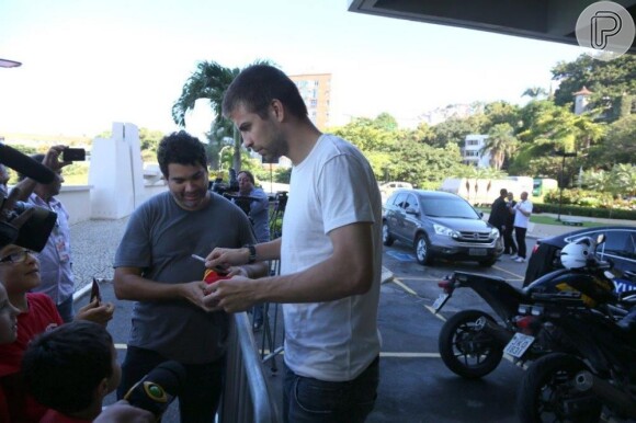 Gerard Piqué atende fãs na porta do Hotel Sheraton, no Rio