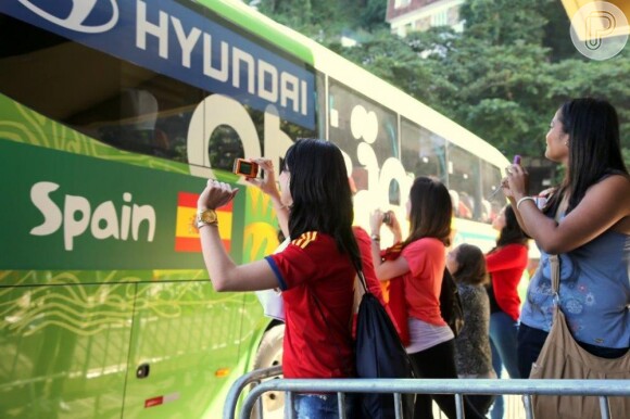 Fãs da Espanha fotografam ônibus da seleção