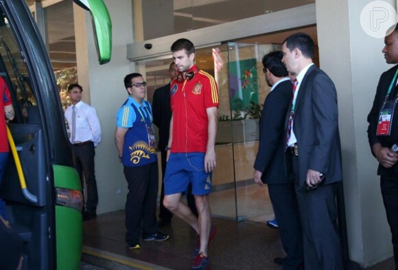 Gerard Piqué veste o uniforme da seleção espanhola para treinar com o time