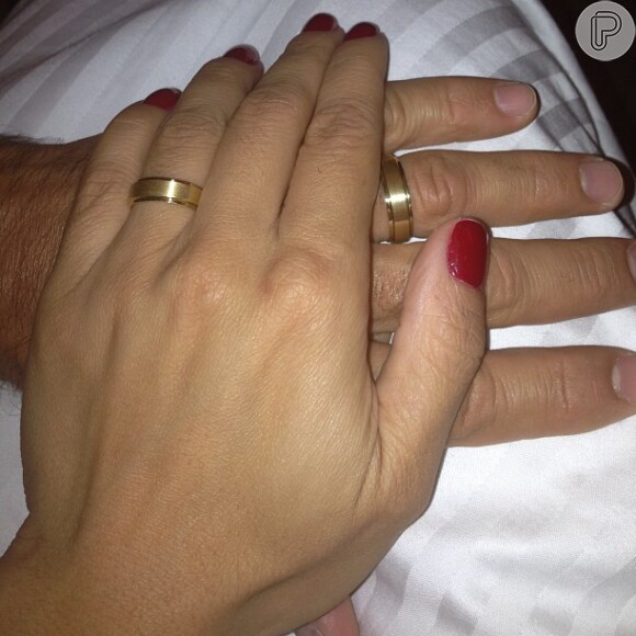 Nivea Stelmann se casou com o empresário Marcus Rocha e publicou fotos das alianças no Instagram