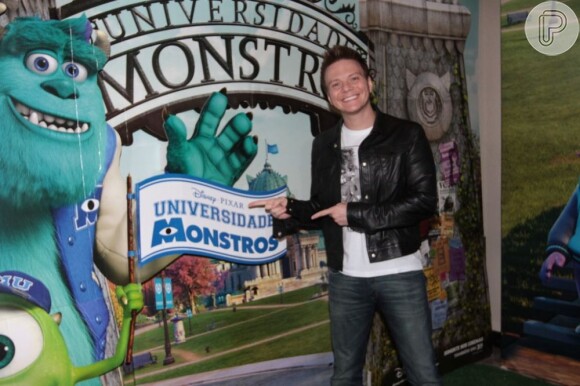 Michel Teló posa com o pôster do filme 'Universidade Monstros'