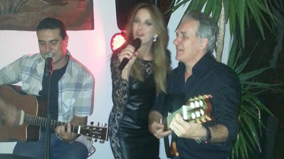 Ticiane Pinheiro canta e dança em festa com presença de Roberto Justus, em SP