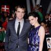 Kristen Stewart e Robert Pattinson juntos em evento de divulgação do filme "Amanhecer - Parte 1", antes do caso de infidelidade