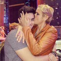 Luan Santana recebe beijo de Xuxa nos bastidores de programa: 'Te Amo Xuxinha'