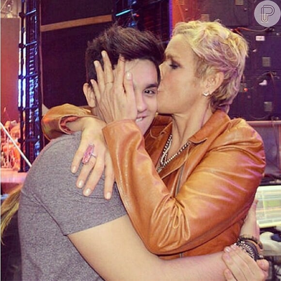 Luan Santana recebe o carinho de Xuxa nos bastidores do 'TV Xuxa'