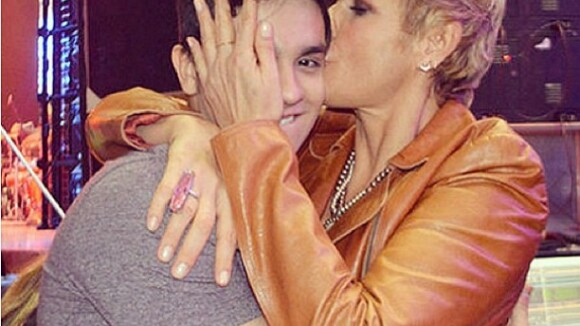Luan Santana recebe beijo de Xuxa nos bastidores de programa: 'Te Amo Xuxinha'